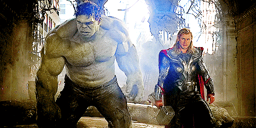 Hulk socando Thor - Vingadores 1 - Blog Farofeiros