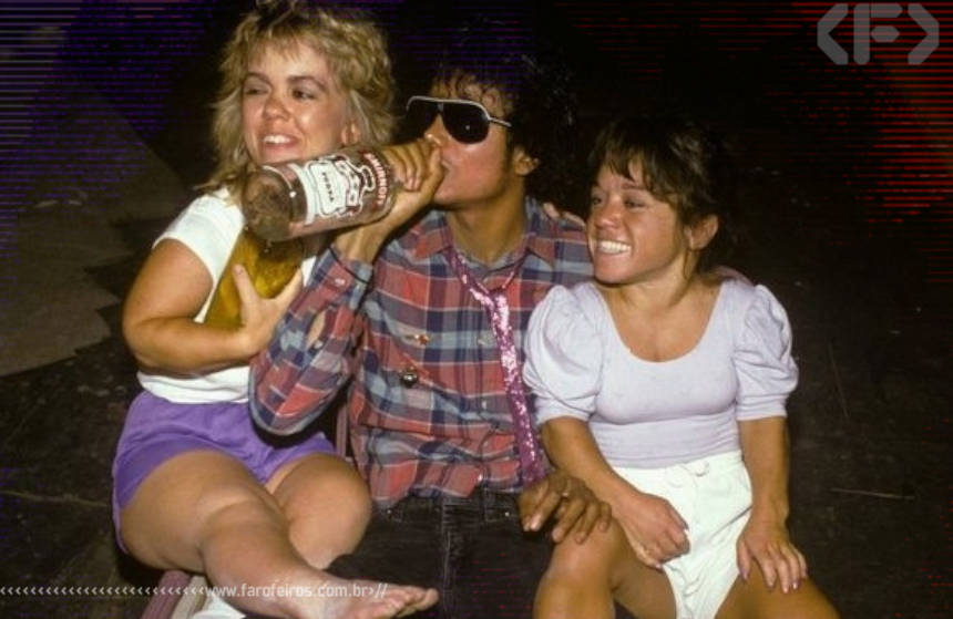 Michael Jackson bebendo vodca direto da garrafa com duas anãs - Blog Farofeiros
