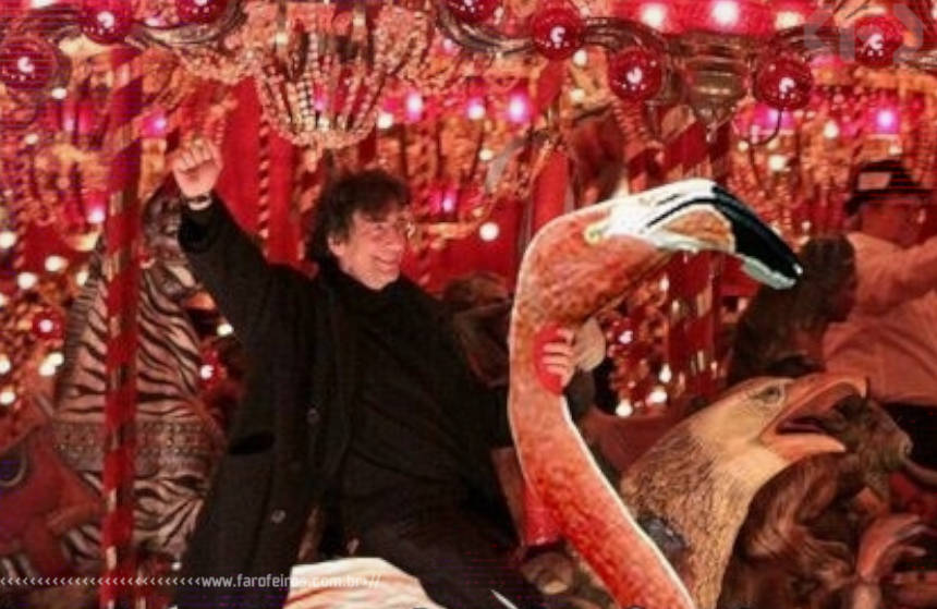 Neil Gaiman montado em um flamingo - Blog Farofeiros