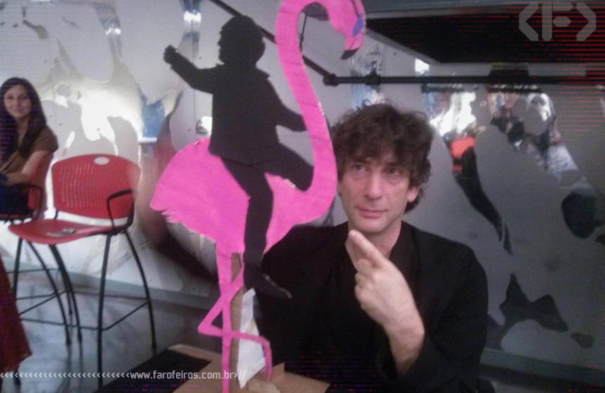 Neil Gaiman montado em um flamingo - Meme - Blog Farofeiros