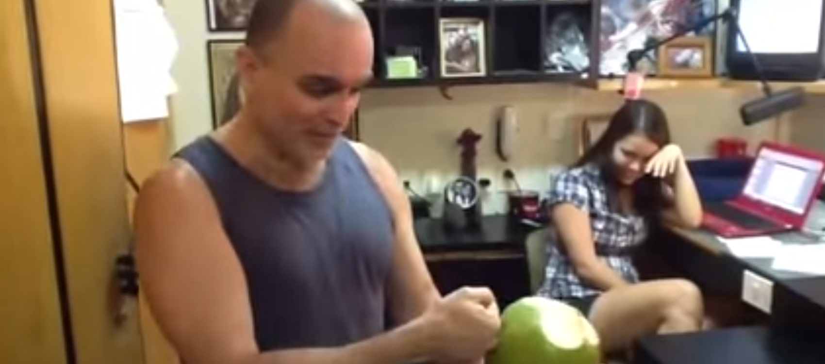 Aprenda a socar um coco com Mike Deodato Jr.