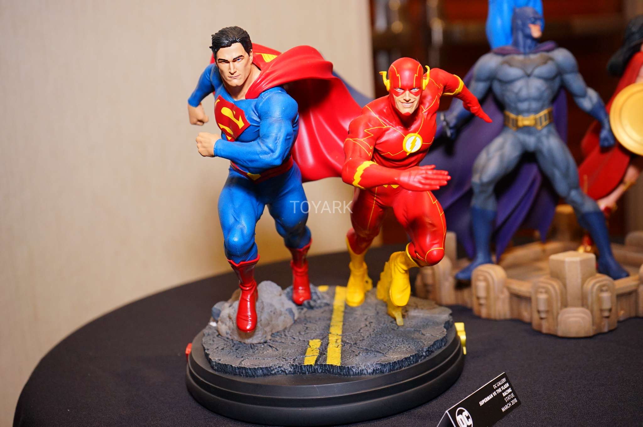 O melhor dos colecionáveis da SDCC 2017 - DC Collectibles Statues - Superman e Flash correndo