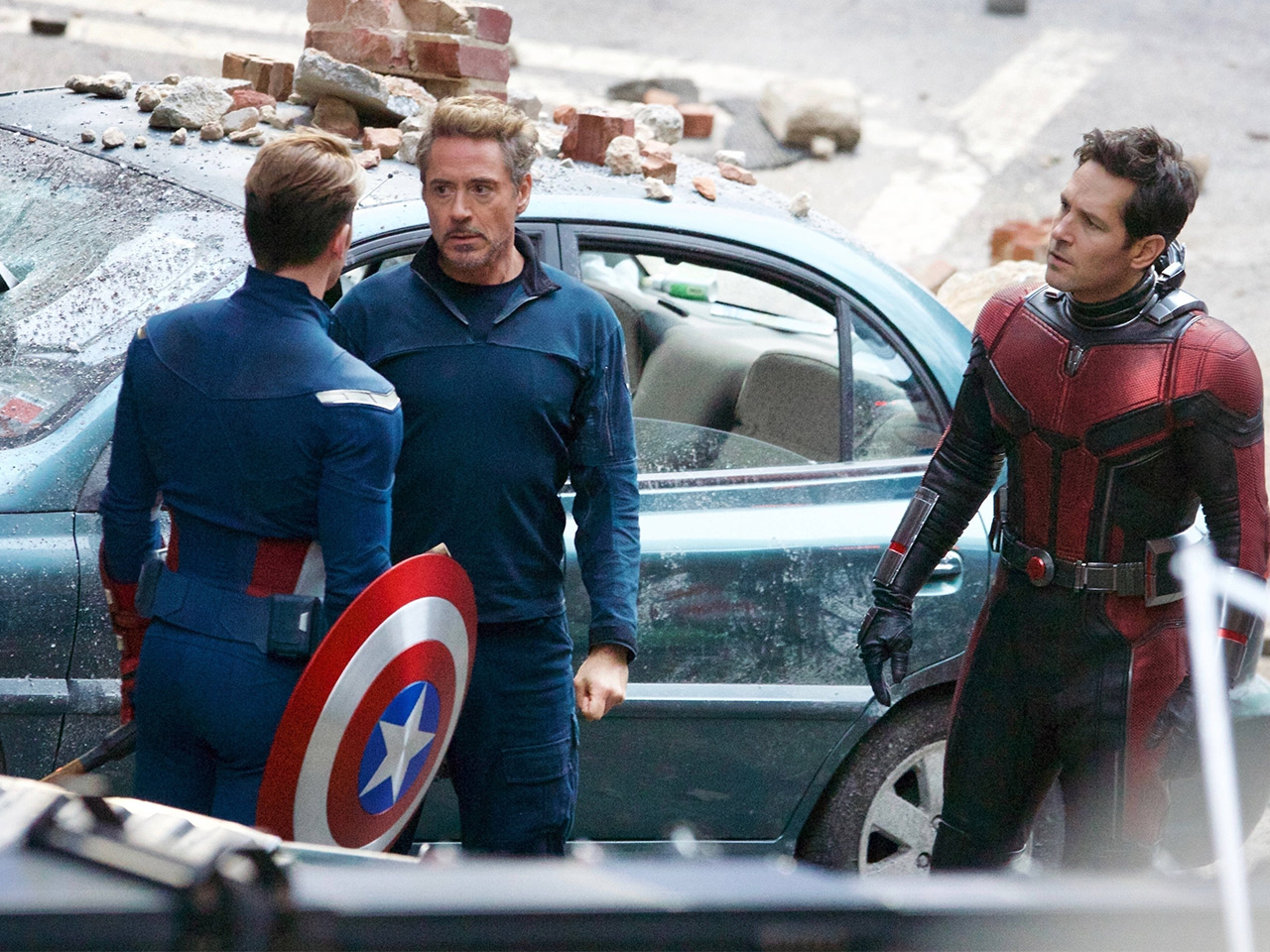 Fotos do set de filmagem de Vingadores 4 - Capitão América, Homem Formiga e Tony Stark