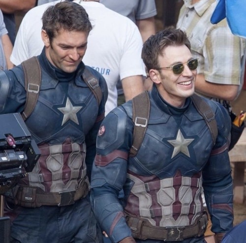 Atores da Marvel e seus dublês - Capitão América de Chris Evans & Sam Hargrave - Blog Farofeiros