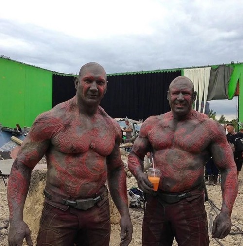 Atores da Marvel e seus dublês - Drax de Dave Bautista & Rob de Groot - Blog Farofeiros