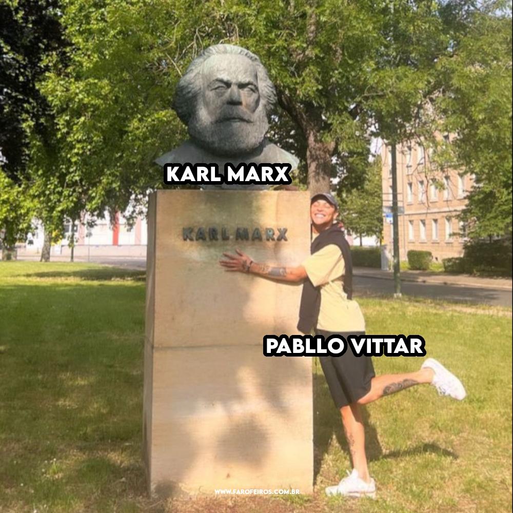 Blog Farofeiros - Pabllo Vittar com estátua de Karl Marx
