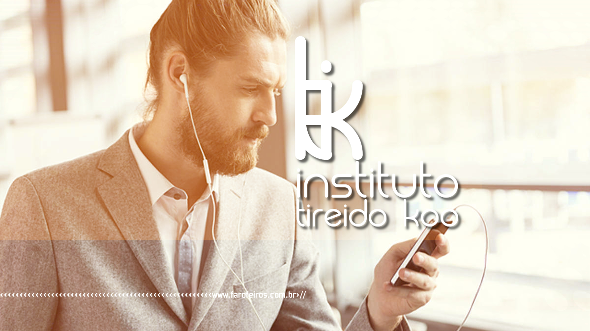 ITK - Instituto Tireido Koo - Hipster Olhando o celular - Blog Farofeiros