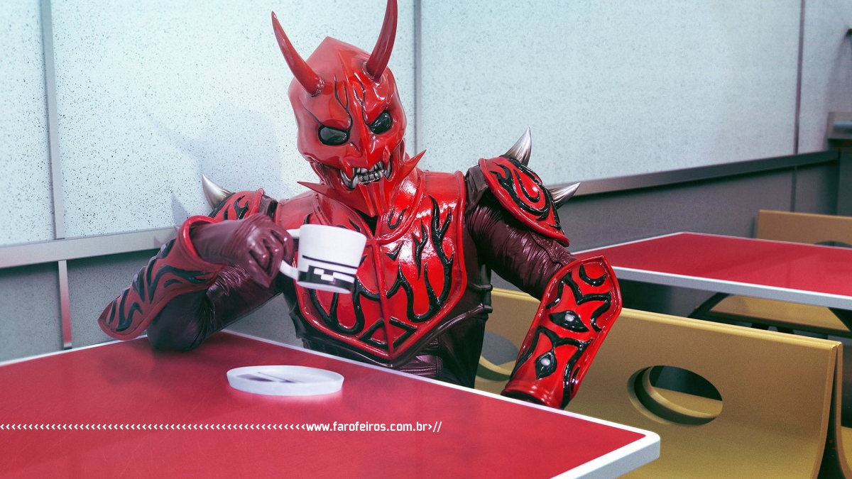 Momotaro Kamen Rider tomando café sentado à mesa- Bolero de Satã- Blog Farofeiros