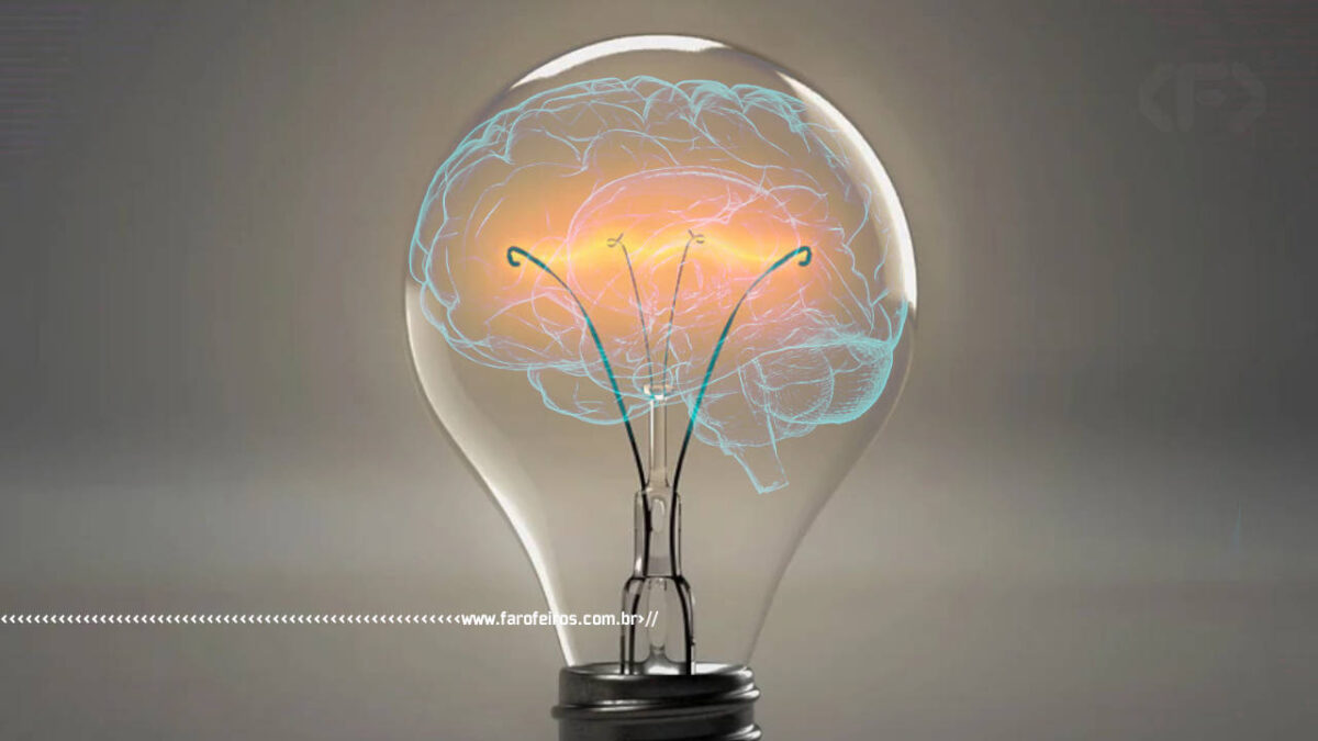 Dicas de como ser mais inteligente - bulbo de lâmpada com uma arte holográfica de cérebro dentro - BLOG FAROFEIROS